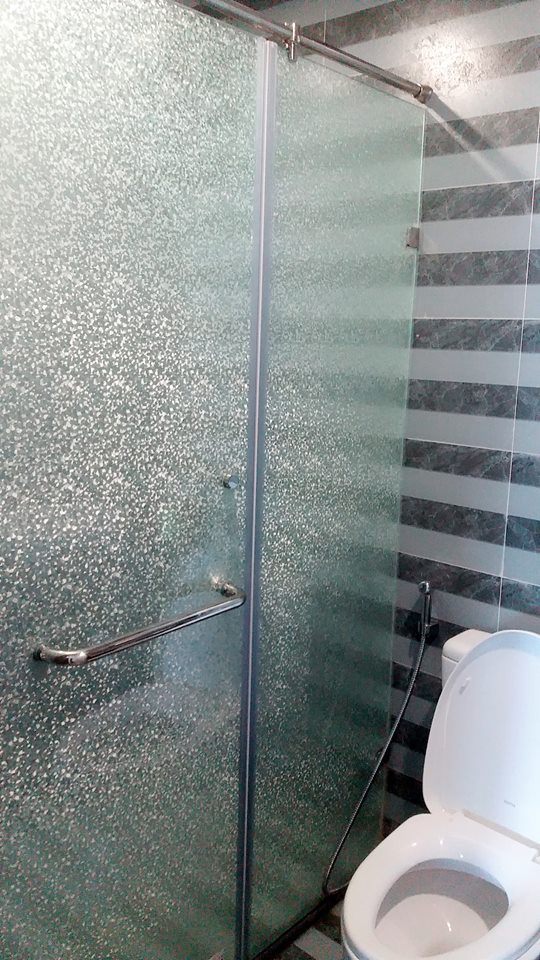 Thi công lắp đặt vách tắm kính cao cấp tại GoldMark City